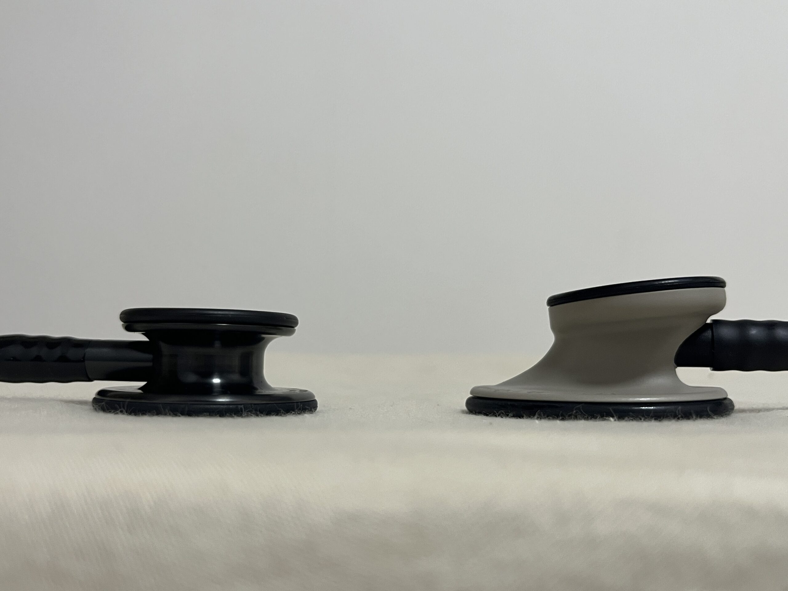 Classic III（左）とLightweight II S.E.（右）のチェストピース側面