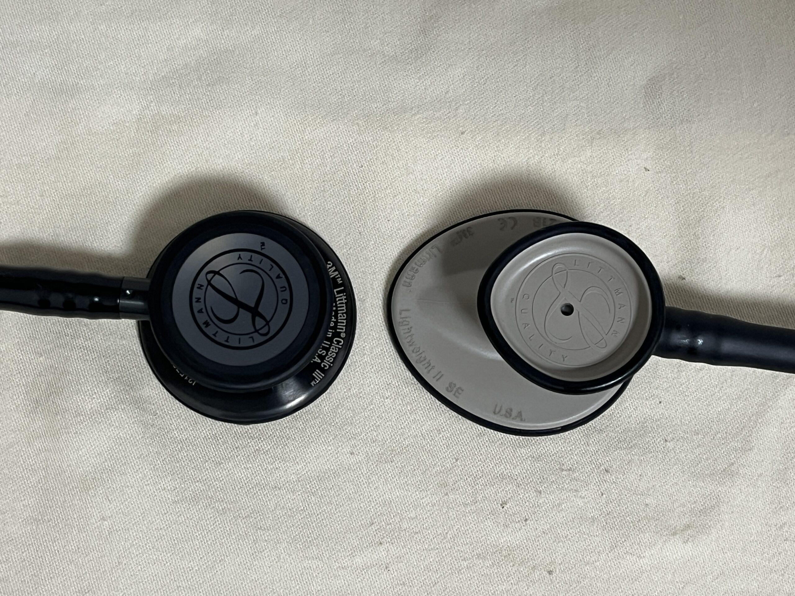 Classic III（左）とLightweight II S.E.（右）のチェストピースを上から比較
