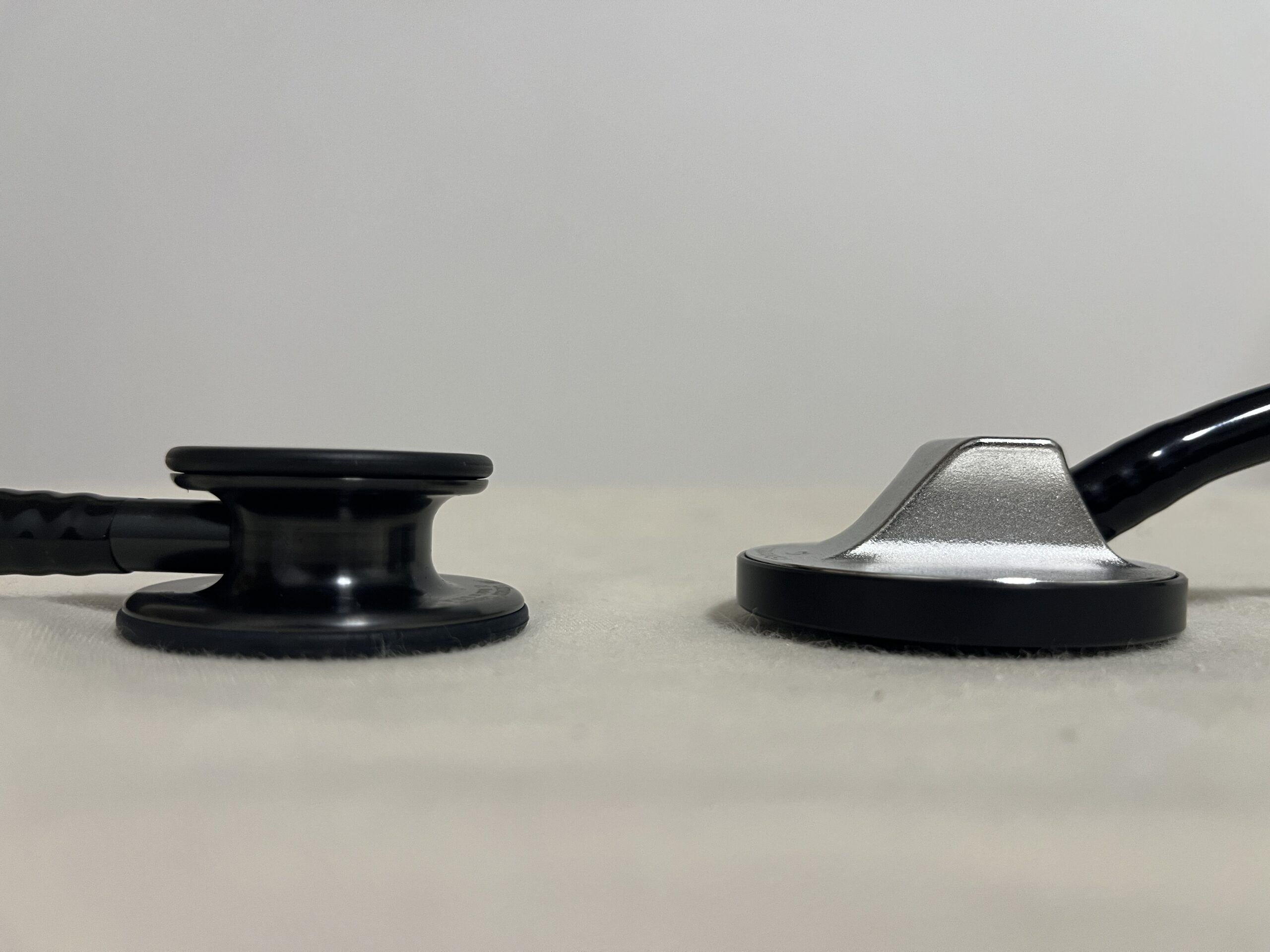 Classic III(左)とTS-FONETTE No.132(右)のチェストピース側面