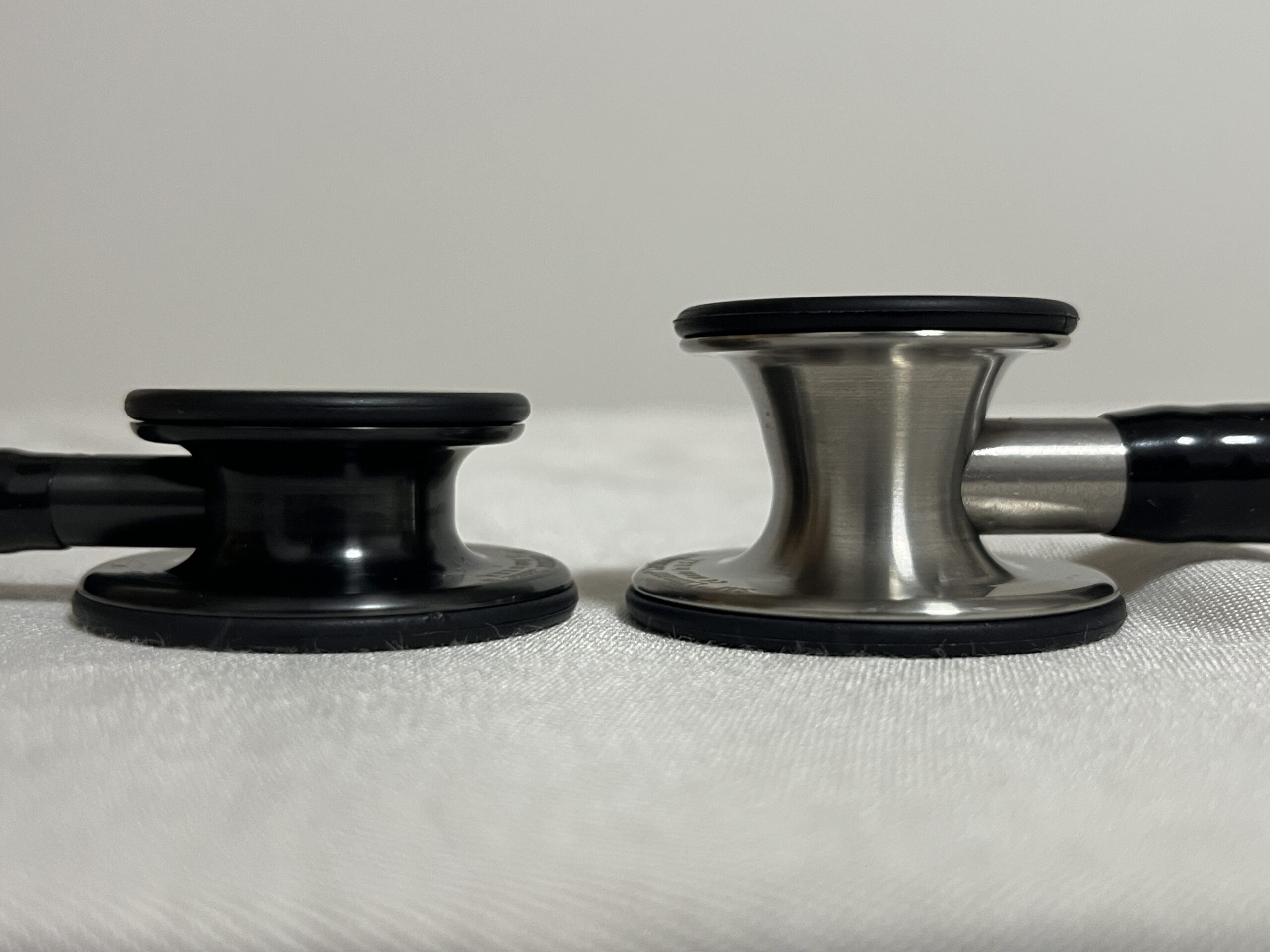 Classic III（左）とCardiology IV（右）のチェストピースを横から比較