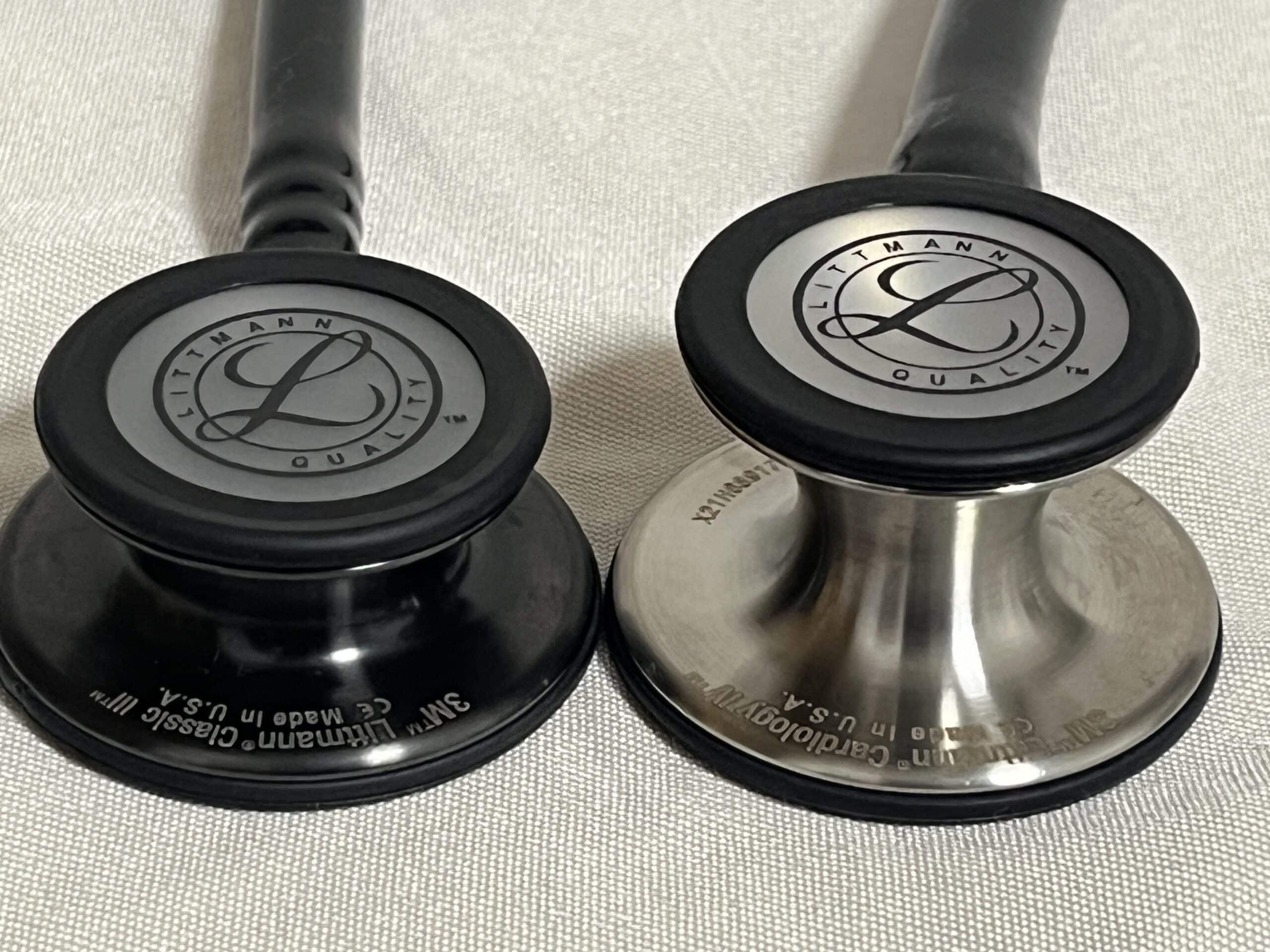 Classic III（左・黒）とCardiology IV（右・銀）のチェストピースを斜めから比較